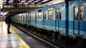 Metro de Santiago cierra tres estaciones de Línea 4 por emergencia médica: Revisa el estado de la red 