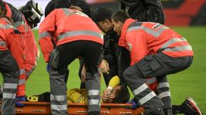 "Se me heló la sangre": Jugador de Borussia Dortmund fue retirado en camilla tras sufrir problemas circulatorios
