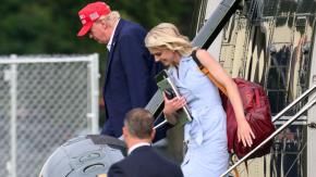 Trump regaló 45.000 dólares a su asesora Natalie Harp, la "impresora humana"