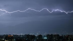 Emiten aviso meteorológico por "probables tormentas eléctricas" en la RM y otras cuatro regiones del país