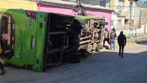 Nuevo volcamiento de bus en Valparaíso: accidente dejó al menos ocho personas lesionadas