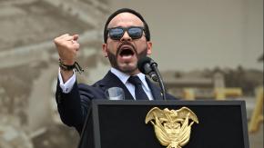 Juez obliga a Presidente de Colombia "ocultar" video en redes sociales donde caminaba entre cadáveres