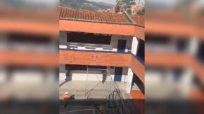 Momentos de terror provocó joven de 17 años que ingresó armado a colegio en Medellín: se disparó a sí mismo