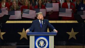 Trump promete USD 5.000 a cada estadounidense si su partido gana elecciones de medio término: ¿cómo lo haría? ¿es legal?