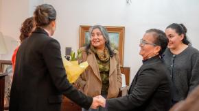 Con más de 100 bebés a su cuidado: La historia de las mujeres que fueron premiadas por récord en ser familia de acogida