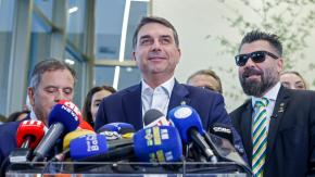 Una investigación por corrupción a Flávio Bolsonaro sacude la campaña en Brasil