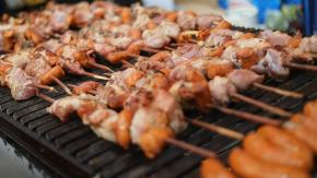 Anticuchos a $12 mil y empanadas sobre los $5 mil: ¿Cuánto costará comer en una fonda este 18? 