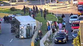 Accidente de tránsito entre camión y vehículo menor termina con volcamiento en Valparaíso: habría una persona atrapada