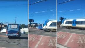 Suspenden a chofer de micro en San Pedro de la Paz: pasó cruce de tren con la barrera abajo y quedó atascado