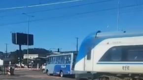 “No se preocupe hija, si esto está todo con cámaras”: la reacción del chofer de micro que quedó atrapado en cruce ferroviario en San Pedro de la Paz