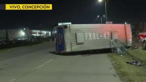 Siete pasajeros heridos tras volcamiento de micro: conductor asegura que maniobra de otro vehículo provocó accidente