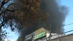 Violento incendio se registra cerca del Barrio Franklin: densa columna de humo se ve sobre parte de Santiago
