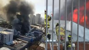 Violento incendio se registra cerca del Barrio Franklin: densa columna de humo se ve sobre parte de Santiago