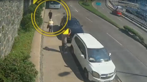 Robos en un auto rojo alertan a Viña y Valparaíso 