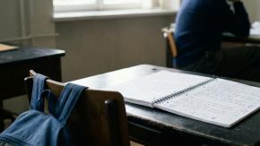 "Estoy embarazada, ayuda, fue mi tío...": El mensaje que dejó una menor en baño de un colegio y que generó impacto en Argentina