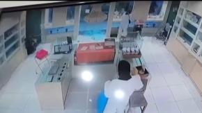 Capturan a dos chilenos por robo a joyería en Bolivia: cámara captó cómo concretaron el atraco y detalle que permitió su detención