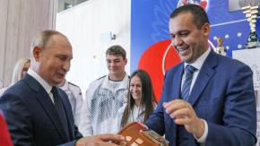 "Un querido amigo": el oligarca ruso cercano a Putin que financió parte de la boda de un hijo de Trump