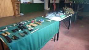 Carabineros descubre armas, 5 kilos de droga y ropa policial falsa en Cerro Navia
