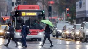 Sistema frontal "con características de temporal" llega esta semana al país: éste día podría dejar agua en Santiago