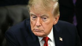Tras veto a medios: principales cadenas de TV de EE.UU. suspenden cobertura conjunta de Trump