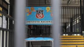 Instituto Nacional: Municipalidad se querella contra adultos por pago de $70 mil a joven de 14 años para lanzar molotov