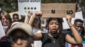 9 crímenes de mujeres en un municipio de Sudáfrica: investigan asesinatos seriales y detuvieron a un hombre y dos mujeres