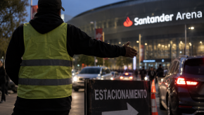 Credenciales falsas y cobros de hasta $20 mil: así operan las “mafias” de estacionadores en los alrededores del Santander Arena