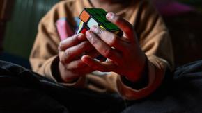 Menos de 4,5 segundos: Niña de 6 años se convierte en la más rápida del mundo en resolver el Cubo de Rubik