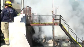 Incendio se registra en casa ubicada en cerro de Valparaíso: al menos cinco compañías de Bomberos trabajan en el lugar