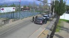 VIDEO | Tocó desesperadamente la bocina para pedir ayuda: funcionaria de Cesfam sufrió violento robo de su vehículo en Puente Alto