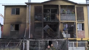 Dos muertos deja violento incendio que consumió dos departamentos en Cerrillos
