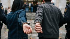 Les llamaban los 'Bonnie & Clyde' chilenos: detienen en España a pareja que viajaba con menor de edad para robar casas