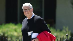 Bill Gates alerta sobre los riesgos existenciales de la IA: "Podría causar millones de muertes"