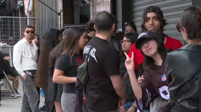 Ganan hasta $800 mil por hacer fila para un show