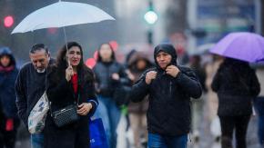 Con probabilidad de tormenta eléctrica: ¿A qué hora comienza la lluvia este lunes en Santiago y cuánta agua caerá?