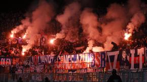 Informe del árbitro revela que barra de Everton también lanzó “cantidad indeterminada de fuegos artificiales” en interrumpido duelo ante la U