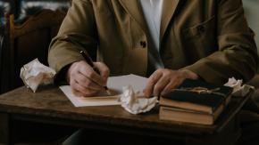 Escándalo literario: Famoso escritor es acusado de plagio y de utilizar la IA para hacer su exitosa novela
