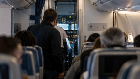 “¿Sabías que debías tirar hacia atrás?”: pasajeros tomaron el control de avión tras ataque a piloto
