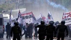 Reportan incidentes en marcha estudiantil convocada por la Confech: Revisa los desvíos de tránsito en la Alameda Reportan incidentes en marcha estudiantil convocada por la Confech: Revisa los desvíos de tránsito en la Alameda