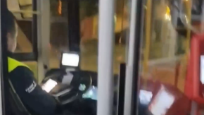 Micrero imprudente: chofer soltó el volante y usó celular mientras manejaba