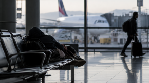 Alcohol, drogas, peleas y hasta relaciones sexuales: trabajadores alertan por aumento de personas que viven en aeropuerto de Santiago Alcohol, drogas, peleas y hasta relaciones sexuales: trabajadores alertan por aumento de personas que viven en aeropuerto de Santiago