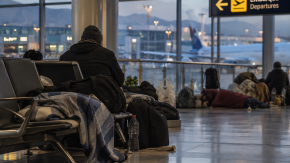 62 personas viven en el aeropuerto de Santiago: por qué no pueden ser retiradas del terminal