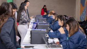 "Nuestros niños no van a pagar la indolencia del gobierno": Municipio de Peñalolén asumirá costo de computadores de programa “Yo elijo mi PC”