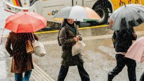 Aviso por lluvias en tres regiones, incluyendo la Metropolitana: cuándo comienzan y qué zonas afectará