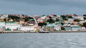 ¿Cómo se vive en las Falkland/Malvinas? Teletrece recorrió las islas antes de reapertura de ruta comercial