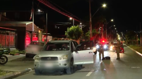 Delincuentes son baleados por Carabineros tras fiscalización en Peñalolén: habrían intentado atropellar a los funcionarios