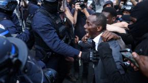 Alcalde francés se interpone durante incidentes en protesta estudiantil y protagoniza tenso momento con la policía