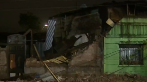 Vivienda se derrumbó por fuerte sistema frontal y destruyó casa de vecina en San Miguel: cayó sobre vehículo recién comprado