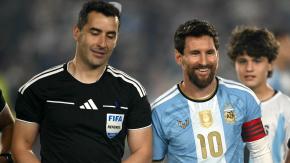 Messi no se lo llevó: El curioso regalo de árbitro chileno al "10" en su partido de despedida con Argentina