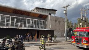 Incendio afecta inmediaciones del Teatro Municipal de Maipú: recinto debió ser evacuado